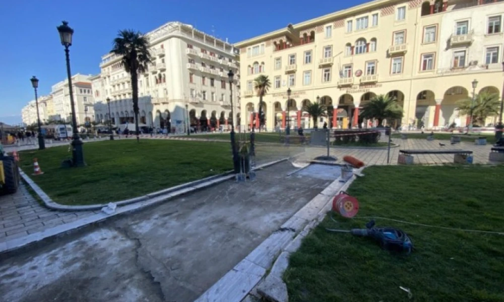 Ξεκίνησαν τα έργα στην πλατεία Αριστοτέλους - Αλλάζουν πλάκες, σβήνουν γκράφιτι